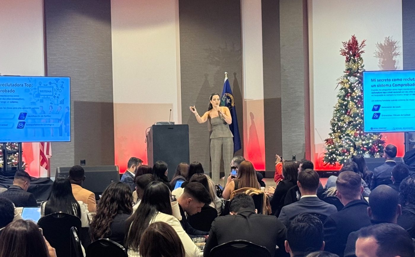 Julymar D'Lima formando a emprendedores en un evento en vivo